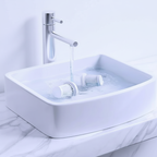 Rengöringsborstar i handfat med vit vägg